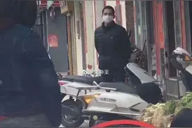 “戴口罩”陪主人买菜，这只猫火遍了全世界图片
