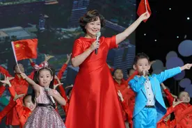 鞠萍带着儿子再嫁人，与二婚丈夫恩爱多年，54岁被嘲像农村大娘图片
