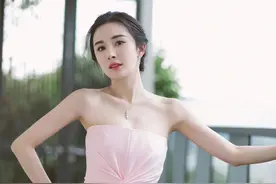 杨幂这一身“浴袍式”的粉色抹胸裙，大家觉得如何？图片