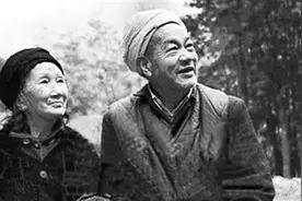 19岁小伙带29岁的她，隐居深山50年，这应该就是最美的爱情图片