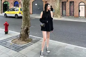华谊大小姐恋爱了，22岁就背35w包包，身穿时尚热裤大秀大长腿图片