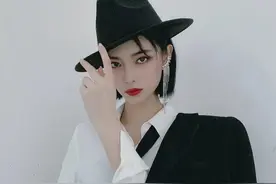 许佳琪的酷是一种“甜酷”，性感成熟又攻气十足，很是百变图片