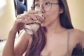 小说：我和美艳女领导同居，帮她洗衣服打扫房间，获得香吻做奖励图片