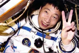 我国“太空第一人”杨利伟：副军级，特级航天员，现在什么身份？图片