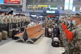 敬意无声！老兵新兵火车站相遇，他们做了同一个默契动作图片
