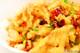 炸蘑菇用淀粉、面粉都不对！大厨教你正确方法，焦香可口不回软图片