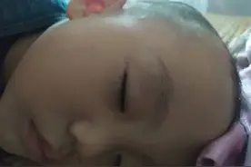 有多少妈妈有了孩子后，挣扎在不能睡整觉的夜里？图片