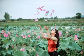 搂搂抱抱的时候，女人有这3种表现，多半是动情了图片