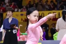 表情“最凶”的拉丁舞萌宝火了，舍我其谁的气场，就问你怕不怕图片