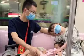 “最温柔爸爸”火了，地铁上照顾熟睡的老婆与女儿，尽显铁汉柔情图片