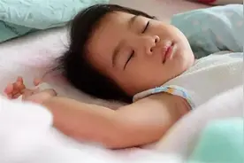 孩子这4种常见睡姿，暗示不同的性格，如果是最后一种，那恭喜你图片