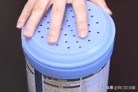 奶粉罐不要扔，在盖子上打几个孔放床边，家家户户抢着用，快学学图片
