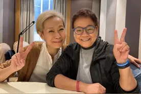 58岁叶童与好友庆入行39年！鱼尾纹金发瞩目，两人吃鱼翅搂肩甜笑图片