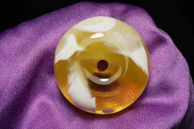 带假的蜜蜡对人体有害吗？来看看假的是什么做的就知道了图片