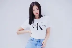 女神金智妮身材高挑纤细，穿私服大方出镜，露出蚂蚁腰美到飞起图片