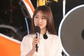 杨钰莹真是“逆生长”，白衬衫+裙子造型像学生，50岁保养得很好图片