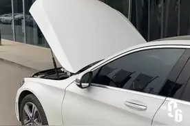 西安车主新奔驰买了一个月就打不着火，没想到拖车途中车辆再度受损，谁来赔？图片