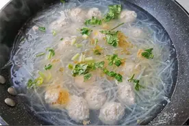 用鸡肉做肉丸汤，比猪肉吃着清淡不油腻，教你做鸡肉丸子的小技巧图片
