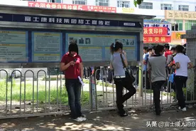 富士康女工7年花2631个小时做义工，还说这份快乐用钱买不到图片