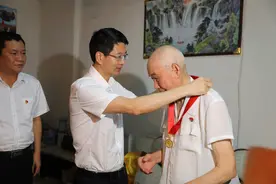 “光荣在党50年”今天，书记区长向这些人表达了崇高敬意图片