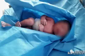 男婴被扔小区垃圾桶，脐带还没剪断...图片
