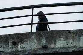 我和我老公都是二婚各自带一女儿，非得再生一个孩子维持纽带吗？图片