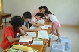 “前面4人后面6人一共几人？”孩子回答11人，老师却判错图片