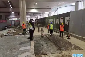 贵阳五里冲路施工点地下土层出现松动 交警现场疏导指挥保畅通图片