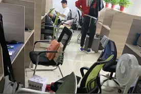 到单位去修电脑，当着老板的面谎报电脑故障，我吓得腿都软了图片