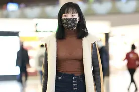 黄龄也太敢穿了，薄纱半透视衫配高腰裤，外套敞开尽显好身材图片