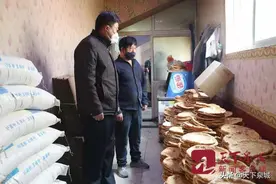 他将精心打制的2000个馕饼送到了公安民警执勤点和疫情防控检查站图片