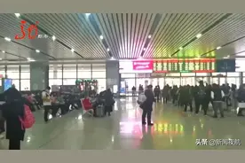 发生了啥？大庆东站一男子追着高铁拍打车窗图片