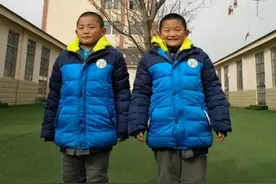 双胞胎哥俩，一个喝牛奶，一个喝豆浆，一年后的差距竟显而易见图片