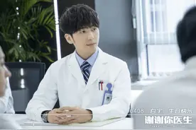 杨幂新剧杀青，大合照被簇拥站C位，与白宇同框比耶CP感超足图片