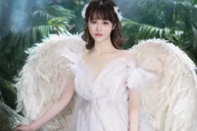 韦神女儿长两颗乳牙，蜜蜂仔欣喜晒照，评论中自曝不亲自喂养图片