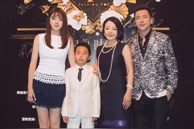 王中磊一家四口同框！女儿王文也穿白T搭小黑裙，比妈妈还要丰满图片