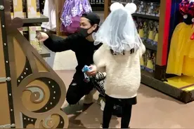 偶遇李承铉带女儿游迪士尼，Lucky戴头纱发箍，仙气十足似公主图片