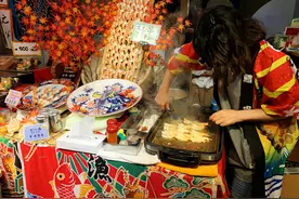 日本京都锦市场，一家卖烤大虾的美食店铺，会说汉语的日本老板娘图片