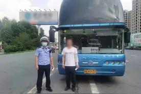 胆太大！双层满座客车厕所竟藏俩人…图片