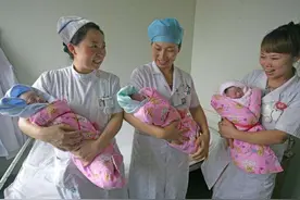 产妇肚中怀有“畸形”三胞胎，拒绝医生引产后，如今生活令人羡慕图片