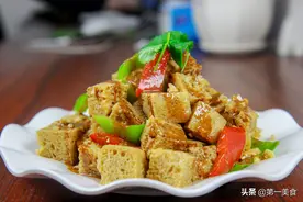 大厨教你做凉拌菜，把面筋做出大饭店的味道，看厨师长的具体操作图片