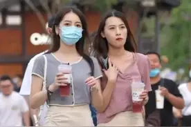 俩个小姐姐一身时尚女装上街。走路都很自信图片