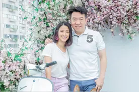 43岁女星和富豪老公闹离婚，爆粗口大吵气到手抖，事后躲厕所喝酒图片