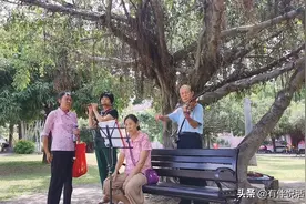 竟因一场梦学会吹笛子，不要低估了老人的学习力｜街头故事图片