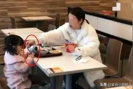 母女俩用餐的偷拍照火了，你小心翼翼呵护的孩子，并不会感恩图片