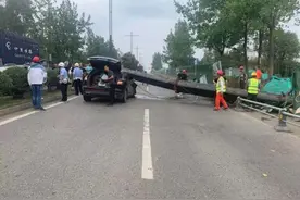 突发！工程车侧翻！成金青快速路交通中断图片