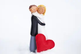 奉子成婚孩子却不是丈夫的，女子靠矿泉水瓶证明父子关系图片