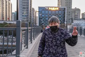 我过生日给78岁老妈发红包，陪她逛风景如画的浉河桥图片