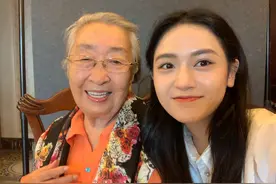 老戏骨彭玉都87岁了，可是穿橘色衬衫配印花丝巾，精气神仍然很足图片