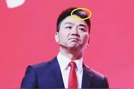 刘强东额前的那撮白头发是被吓出来的，一个叫徐新的女人救了他图片